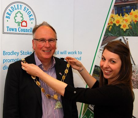 Cllr Brian Hopkinson receives the mayoral chain.