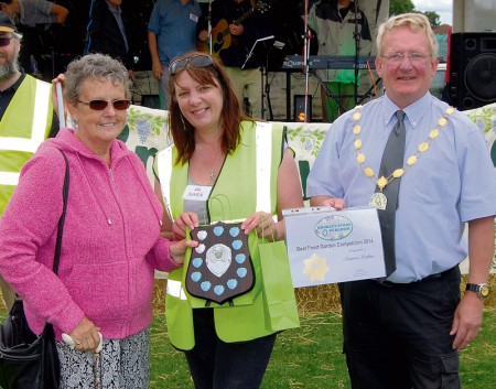 Maureen Hopkins (left) receives the 2014 Bradley Stoke in Bloom 'Best Front Garden' award from Sara Messenger and Cllr John Ashe (Mayor of Bradley Stoke).