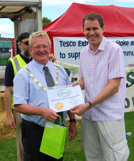 Richard Aquilina (right) receives the 2014 Bradley Stoke in Bloom 'Best Front Garden' 2nd place award from Cllr John Ashe (Mayor of Bradley Stoke).