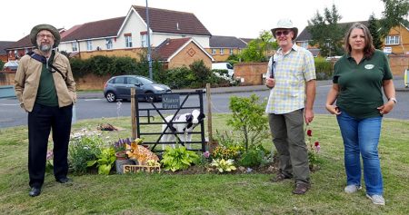 Photo of an RHS ‘In Your Neighbourhood’ judge with BSiB volunteers at Manor Farm Roundabout.