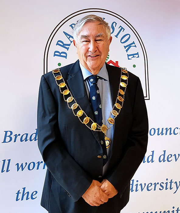 Photo of a councillor wearing a mayoral chain.