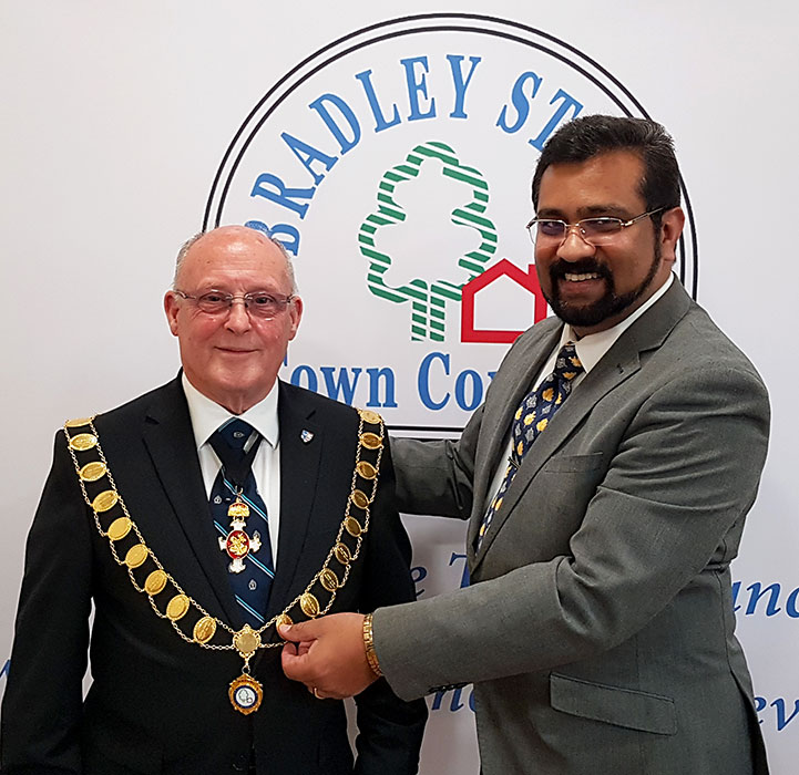Photo of two councillors, one wearing a ceremonial chain.