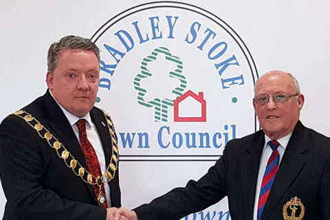Photo of two male councillors, one wearing a mayoral chain.