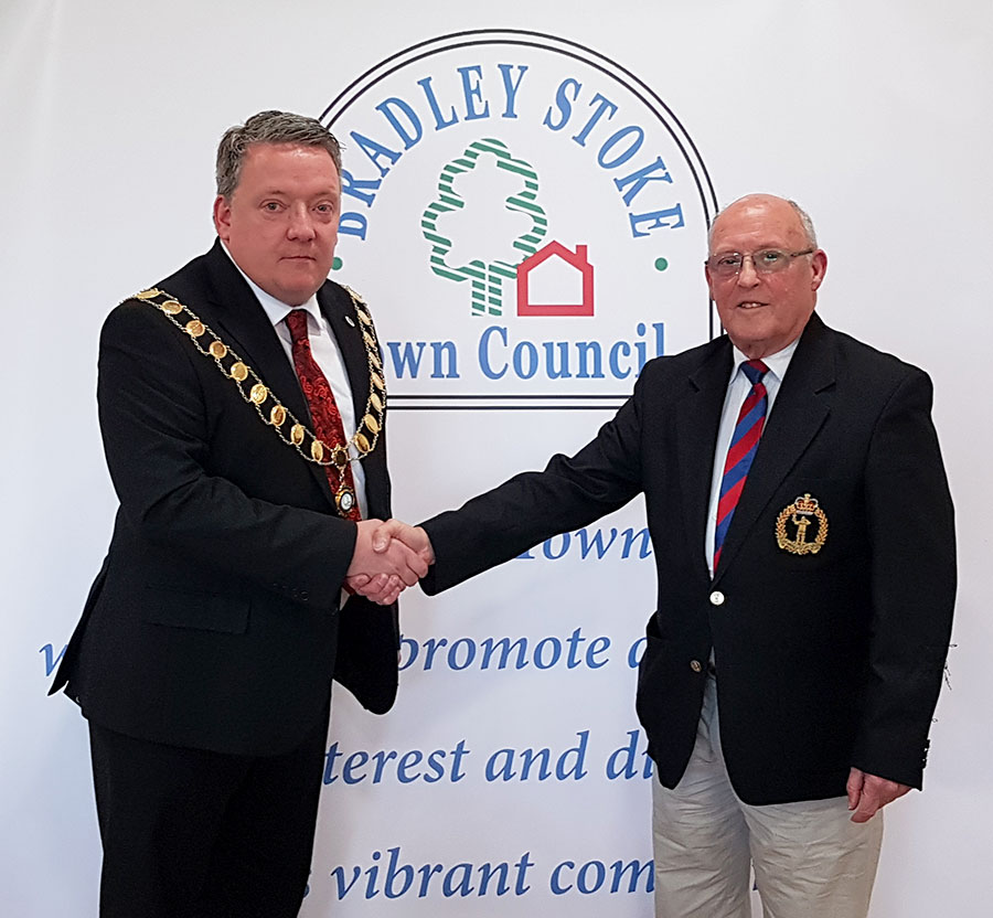 Photo of two male councillors, one wearing a mayoral chain.